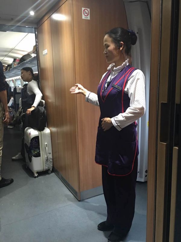 艾麥-引導(dǎo)旅客進(jìn)車(chē)廂